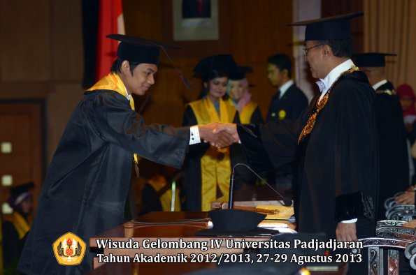 wisuda-unpad-gel-iv-ta-2012_2013-fakultas-peternakan-oleh-rektor-047