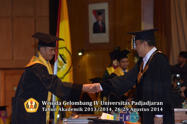 Wisuda Unpad Gel IV TA 2013_2014 Program Pascasarjana oleh Rektor 011