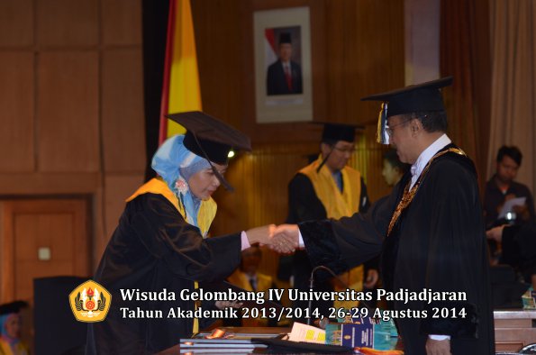 Wisuda Unpad Gel IV TA 2013_2014 Program Pascasarjana oleh Rektor 017