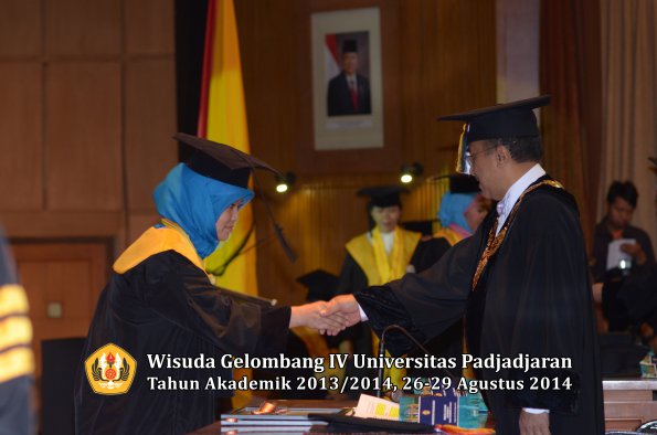 Wisuda Unpad Gel IV TA 2013_2014 Program Pascasarjana oleh Rektor 024