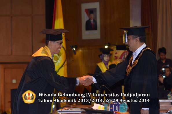 Wisuda Unpad Gel IV TA 2013_2014 Program Pascasarjana oleh Rektor 070