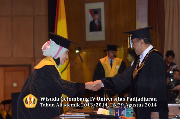 Wisuda Unpad Gel IV TA 2013_2014 Program Pascasarjana oleh Rektor 075
