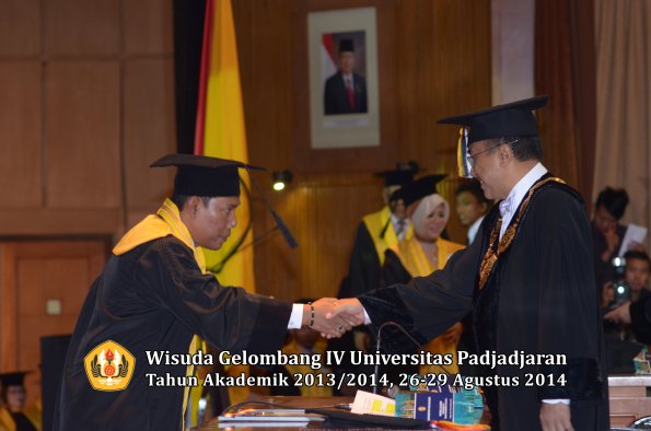 Wisuda Unpad Gel IV TA 2013_2014 Program Pascasarjana oleh Rektor 079