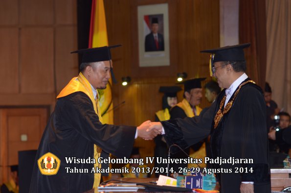 Wisuda Unpad Gel IV TA 2013_2014 Program Pascasarjana oleh Rektor 083