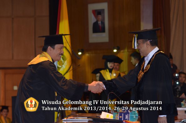 Wisuda Unpad Gel IV TA 2013_2014 Program Pascasarjana oleh Rektor 084