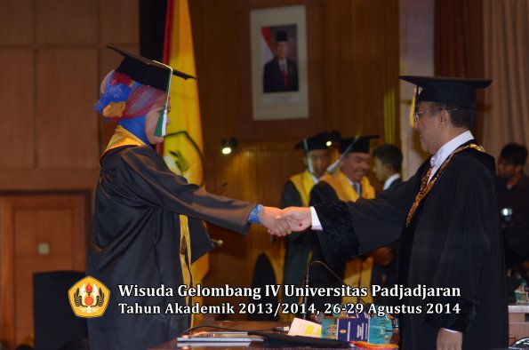 Wisuda Unpad Gel IV TA 2013_2014 Program Pascasarjana oleh Rektor 094