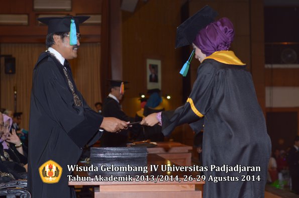 Wisuda Unpad Gel IV TA 2013_2014 Fakultas PIK oleh Dekan 013