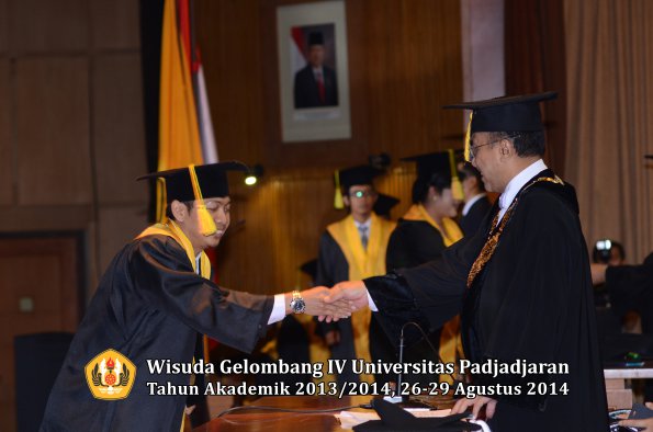 Wisuda Unpad Gel IV TA 2013_2014 Fakultas Ilmu Komunikasi oleh Rektor 008