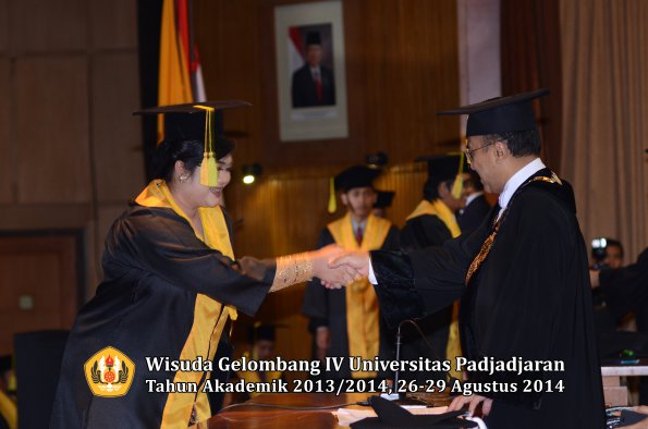 Wisuda Unpad Gel IV TA 2013_2014 Fakultas Ilmu Komunikasi oleh Rektor 009