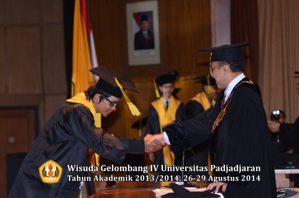 Wisuda Unpad Gel IV TA 2013_2014 Fakultas Ilmu Komunikasi oleh Rektor 010