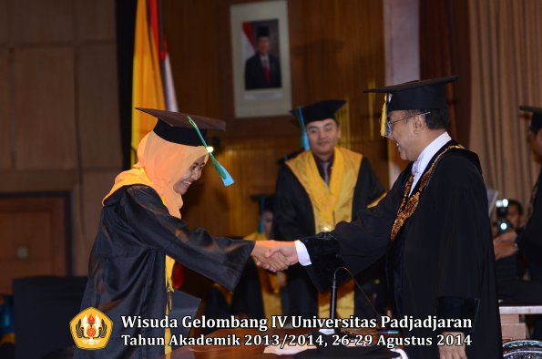 Wisuda Unpad Gel IV TA 2013_2014 Fakultas PIK oleh Rektor 003