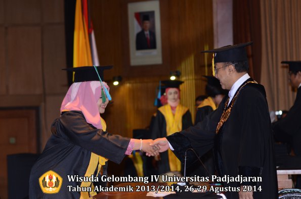 Wisuda Unpad Gel IV TA 2013_2014 Fakultas PIK oleh Rektor 008
