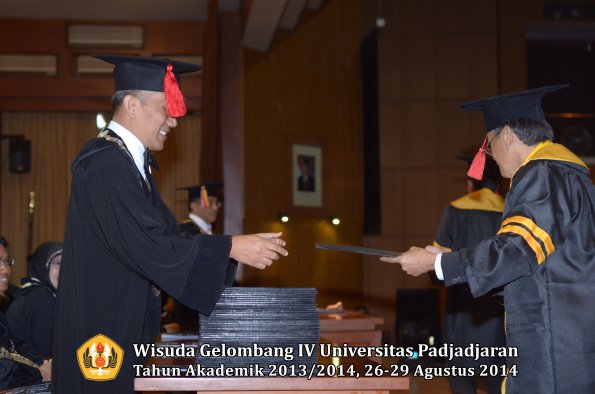 Wisuda Unpad Gel IV TA 2013_2014 Fakultas Hukum oleh Dekan 002