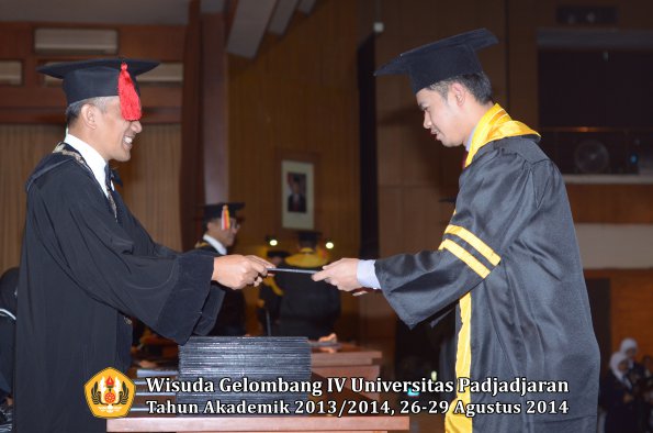 Wisuda Unpad Gel IV TA 2013_2014 Fakultas Hukum oleh Dekan 012