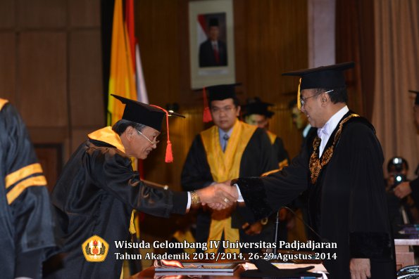Wisuda Unpad Gel IV TA 2013_2014 Fakultas Hukum oleh Rektor 002