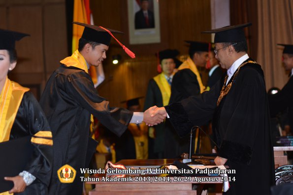 Wisuda Unpad Gel IV TA 2013_2014 Fakultas Hukum oleh Rektor 011