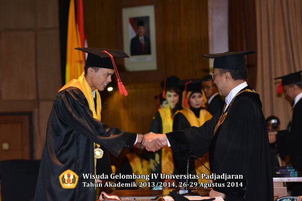 Wisuda Unpad Gel IV TA 2013_2014 Fakultas Hukum oleh Rektor 017