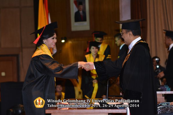 Wisuda Unpad Gel IV TA 2013_2014 Fakultas Hukum oleh Rektor 021