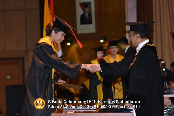 Wisuda Unpad Gel IV TA 2013_2014 Fakultas Hukum oleh Rektor 049