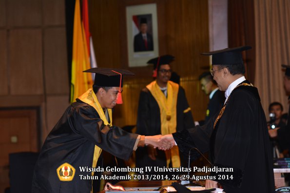 Wisuda Unpad Gel IV TA 2013_2014 Fakultas Hukum oleh Rektor 064