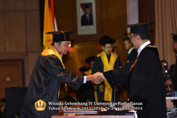Wisuda Unpad Gel IV TA 2013_2014 Fakultas Hukum oleh Rektor 076