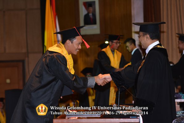 Wisuda Unpad Gel IV TA 2013_2014 Fakultas Hukum oleh Rektor 101