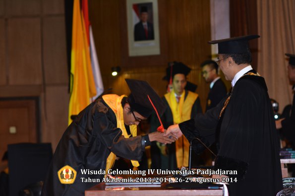 Wisuda Unpad Gel IV TA 2013_2014 Fakultas Hukum oleh Rektor 105