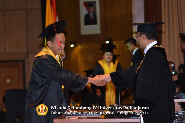 Wisuda Unpad Gel IV TA 2013_2014 Fakultas Hukum oleh Rektor 106