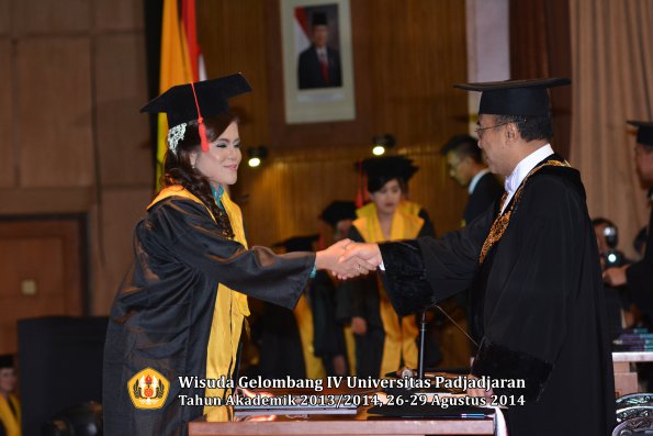 Wisuda Unpad Gel IV TA 2013_2014 Fakultas Hukum oleh Rektor 112