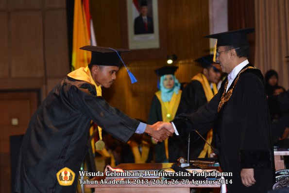 Wisuda Unpad Gel IV TA 2013_2014 Fakultas ISIP oleh Rektor 006