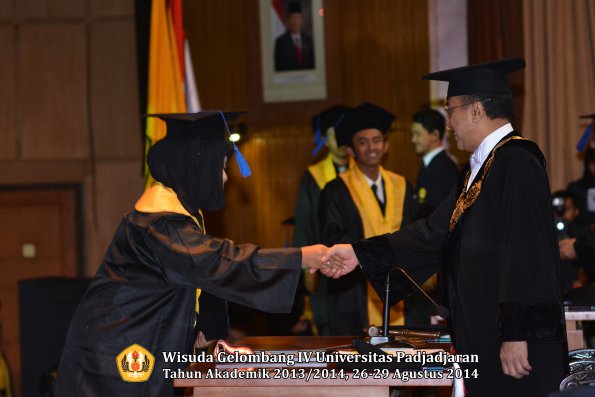 Wisuda Unpad Gel IV TA 2013_2014 Fakultas ISIP oleh Rektor 010