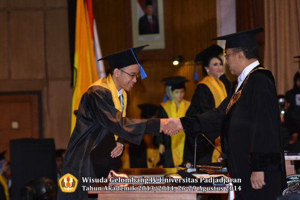 Wisuda Unpad Gel IV TA 2013_2014 Fakultas ISIP oleh Rektor 013