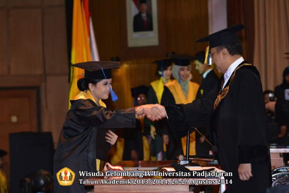 Wisuda Unpad Gel IV TA 2013_2014 Fakultas ISIP oleh Rektor 015