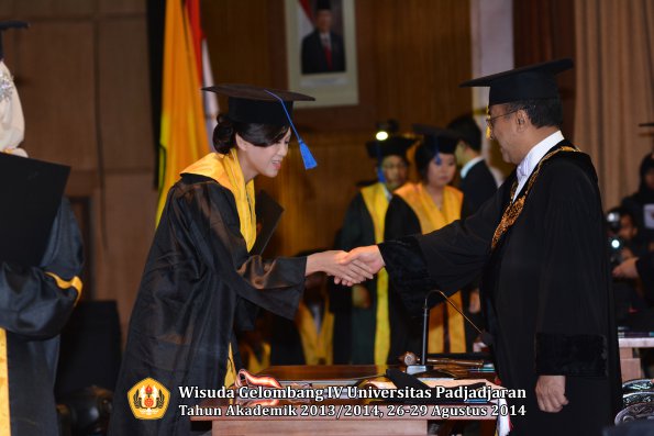 Wisuda Unpad Gel IV TA 2013_2014 Fakultas ISIP oleh Rektor 017