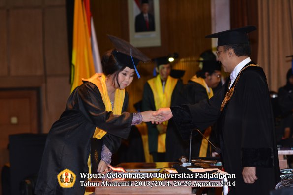 Wisuda Unpad Gel IV TA 2013_2014 Fakultas ISIP oleh Rektor 018