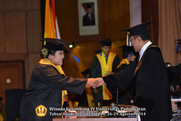 Wisuda Unpad Gel IV TA 2013_2014 Fakultas ISIP oleh Rektor 083