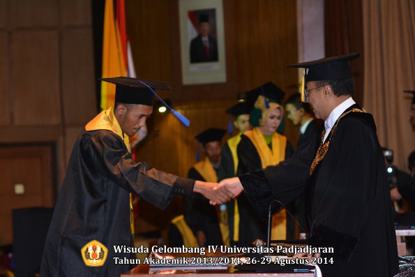 Wisuda Unpad Gel IV TA 2013_2014 Fakultas ISIP oleh Rektor 086