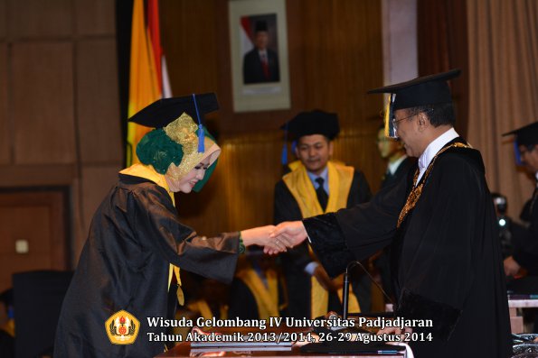 Wisuda Unpad Gel IV TA 2013_2014 Fakultas ISIP oleh Rektor 087