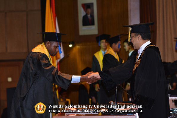 Wisuda Unpad Gel IV TA 2013_2014 Fakultas ISIP oleh Rektor 099