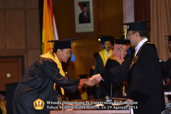 Wisuda Unpad Gel IV TA 2013_2014 Fakultas ISIP oleh Rektor 105