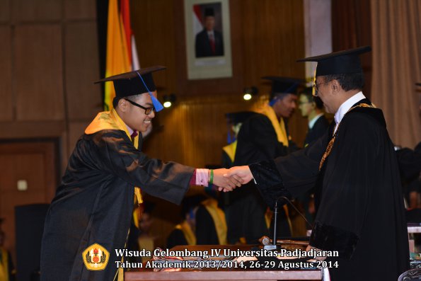 Wisuda Unpad Gel IV TA 2013_2014 Fakultas ISIP oleh Rektor 110