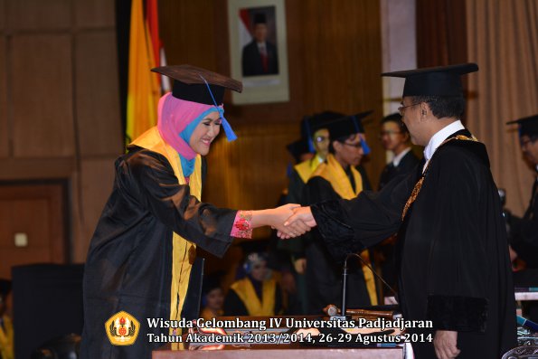 Wisuda Unpad Gel IV TA 2013_2014 Fakultas ISIP oleh Rektor 131