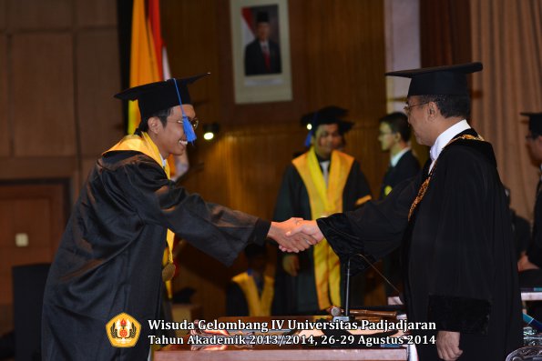 Wisuda Unpad Gel IV TA 2013_2014 Fakultas ISIP oleh Rektor 133