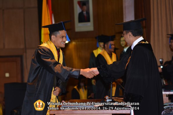 Wisuda Unpad Gel IV TA 2013_2014 Fakultas ISIP oleh Rektor 150