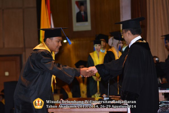 Wisuda Unpad Gel IV TA 2013_2014 Fakultas ISIP oleh Rektor 157