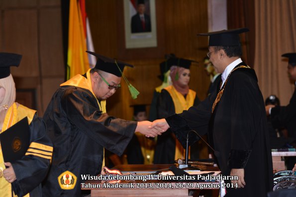 Wisuda Unpad Gel IV TA 2013_2014 Fakultas Kedokteran oleh Rektor 002