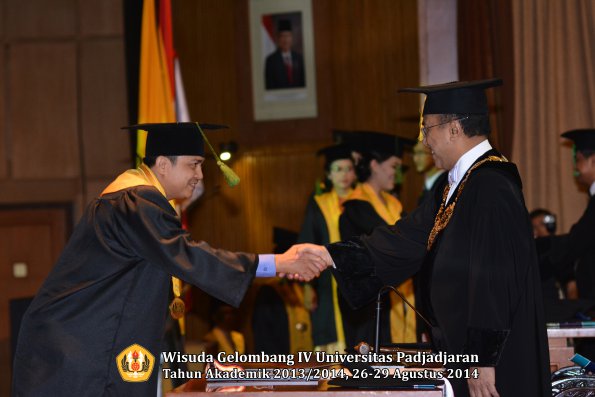 Wisuda Unpad Gel IV TA 2013_2014 Fakultas Kedokteran oleh Rektor 006