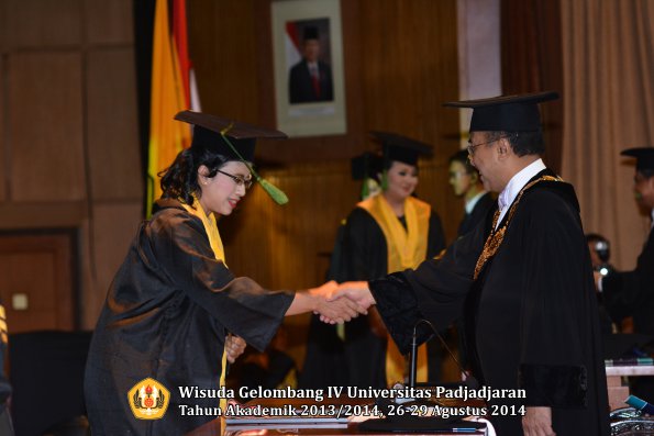 Wisuda Unpad Gel IV TA 2013_2014 Fakultas Kedokteran oleh Rektor 008