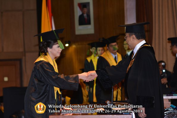 Wisuda Unpad Gel IV TA 2013_2014 Fakultas Kedokteran oleh Rektor 013