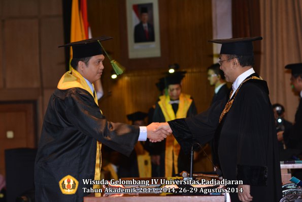 Wisuda Unpad Gel IV TA 2013_2014 Fakultas Kedokteran oleh Rektor 014